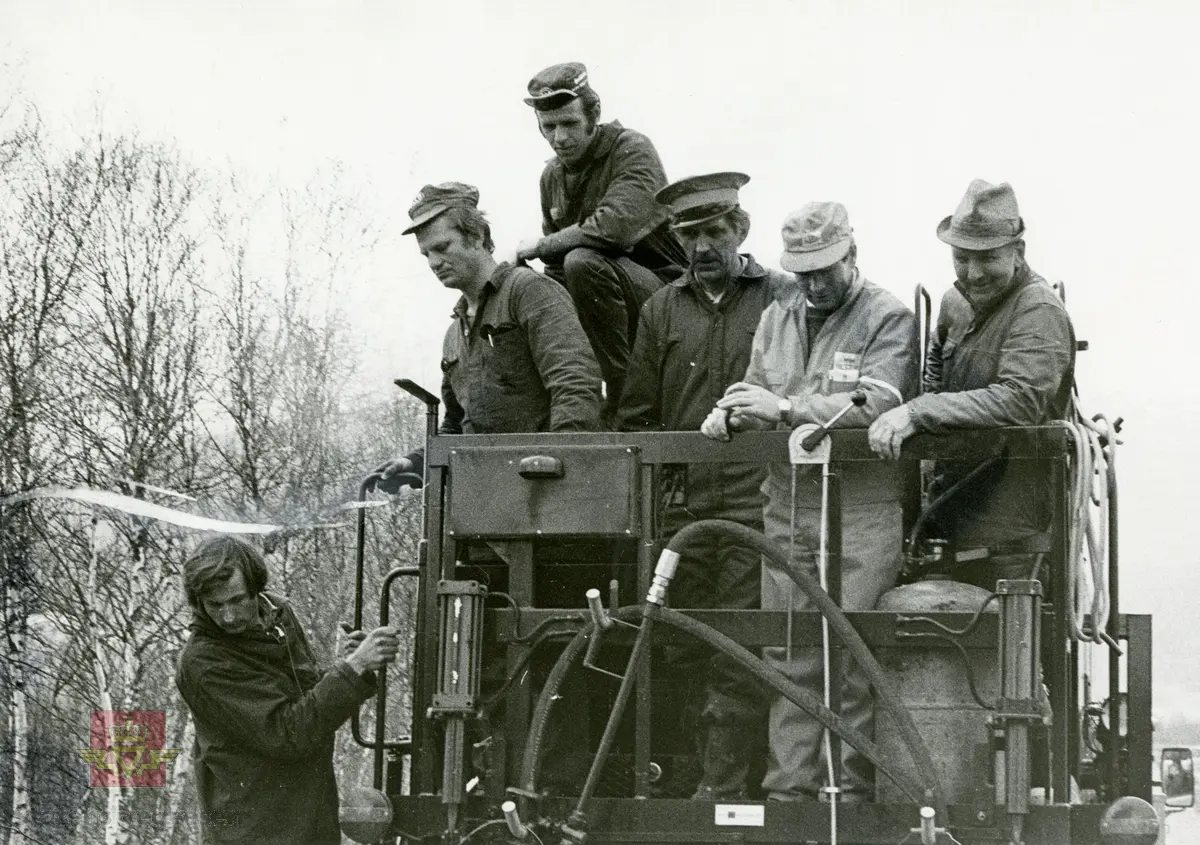 Opplæring 3. juni 1977. Kåre Mørsvik står oppe på vogna, Gudmund Berntsen i bakgrunnen ved tanken. Sprøytetank for Ottadekke og penetrering. I følge merking på bildet. 

Bilde 2: Opplæring av mannskap på sprøytevogn (tankbil) i regi av leverandøren. 
Fra venstre: Ukjent, Gunnar Sander, Knut Lyngra, Kåre Mørsvik, Eivind Lydersen, Gudmund Berntsen. I følge merking på bildet.

Bilde 3: Sprøytetank på Volvo lastebil.  

Se Relasjon og relaterte objekter.