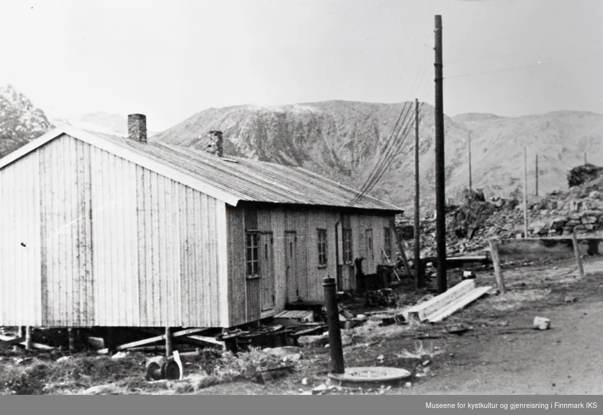 Honningsvåg. Gjenreisningen. Brakke med apotek og televerket. Høsten 1945.