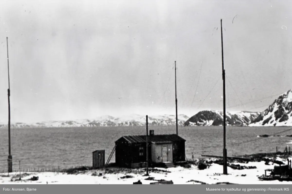 Honningsvåg. Gjenreisningen. Telegrafverkets kystradiobrakke. T.h. i bakgrunnen Altsula. Vinter 1945-46.