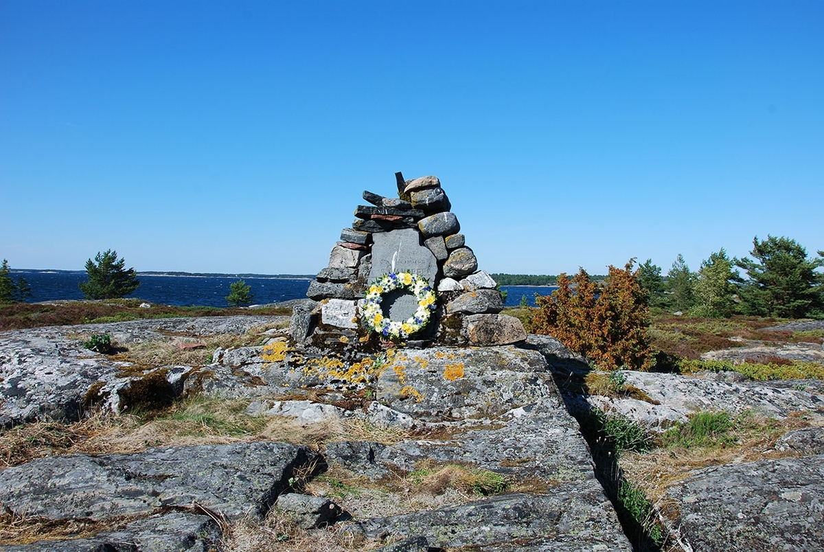 Minnesmonument på Eskören vid Brunskär i Korpo skärgård, sydvästra Finland. Vid monumenten ligger en krans som placerades där den 7 juli 2018 - på 125-årsminnet - av släktingar till fiskarbonden Edvard Danielsson som räddade S Andrée.