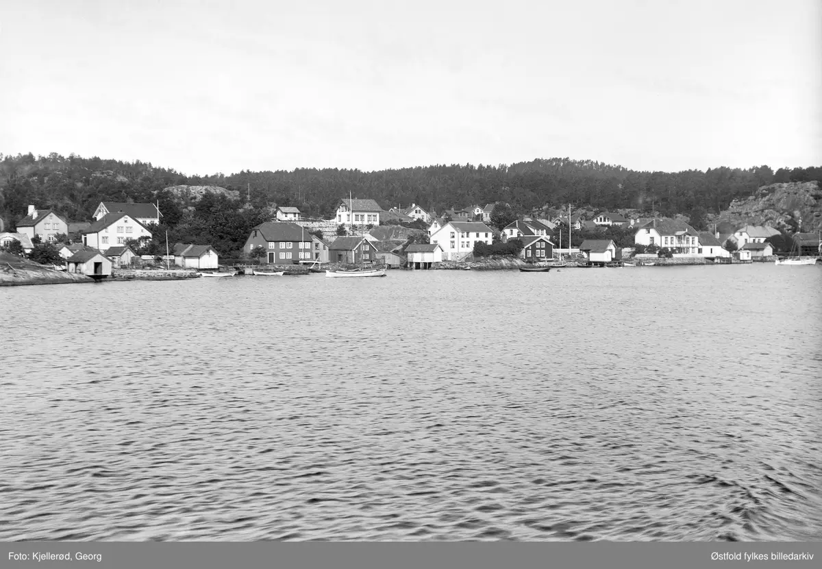 Sandvigen, Hisøy, Arendal fotografert 1910 fra Galtesund. Betydelig uthavn allerede på 15-1600-tallet.