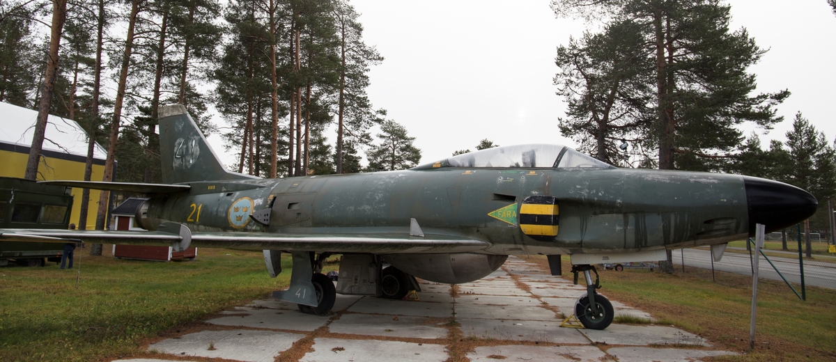 Jaktflygplan, J 32E
Saab 32 Lansen

Tvåsitsigt flygplan som är utrustad med  flygmotor Rolls Royce Avon (Svenska Flygmotor RM 6A). 
Märkning: På bakkroppen kronmärke och flottiljnummer 21; på fenan kodsiffra 41.