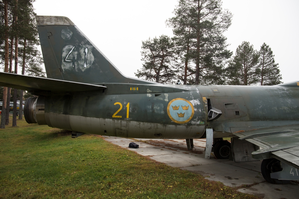 Jaktflygplan, J 32E
Saab 32 Lansen

Tvåsitsigt flygplan som är utrustad med  flygmotor Rolls Royce Avon (Svenska Flygmotor RM 6A). 
Märkning: På bakkroppen kronmärke och flottiljnummer 21; på fenan kodsiffra 41.