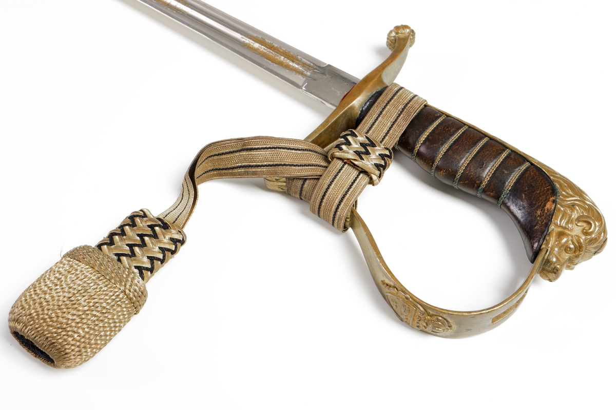 Sabel m/1899 för officer vid infanteriet med portepé m/1797 i gulddrageri som bärs till stor och liten paraddräkt av officerare.
Den har rak, dubbeleggad klinga med dubbla blodrännor och ornament i guld med överliggande text ”Konungen” på vänster sida respektive ”Fäderneslandet” på höger sida samt lilla riksvapnet och nordstjärnan på båda sidor av klingan
Vidare har den mörkbrunt fäste av trä omlindat med tvinnad metalltråd i guldfärg, samt hel fästkappa som går över i ett lejonhuvud
Parerplåten är genombruten i förgylld metall prydd med lilla riksvapnet.
Baljan är av stål med fast bärögla på ringbandets insida och på dess ovansida samt doppsko. Ursprungligen var baljan blankpolerad, men svärtades efter generalorder år 1913. Sedan 2013 är baljan återigen, enligt reglementet blankpolerad, men flertalet tidigare tilldelade baljor är alltjämt svarta. 
Vid tjänst till fot bärs sabeln hängande i sabelbärrem m/1899 som träs genom ett hål i midjesömmen på vapenrockens och kappans vänstra sida, alternativt i förenklat sabelkoppel m/1859. 
Portepé m/1797 är en handrem till sablar som användes inom infanteriet till sabel m1899, och är av stickat silke i guld och blått med hårdflätad tofs. Bäres av officerare till sabel m/1899 och sabel m/1915 (flottan)