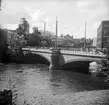 En av de tidigaste betongbroarna uppfördes 1901-1902 av AB Skånska Cementgjuteriet. Bergsbron är en monumental valvbro i flera spann byggd i stenbeklädd betong. Bron binder samman stadsdelarna Nordantill och Berget varifrån bron troligen fått sitt namn. I bakgrunden skymtar det höga brandtornet i jugendstil från 1904 ritat av arkitekten Knut Pihlströms (1875-1940). Vy mot sydväst.