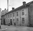 Parti av Garvaregatan i Norrköping. Kvarteret Busken inrymde Bryggeribolaget. 
År 1912 slogs Norrköpings mindre bryggerier ihop till Norrköpings Förenade Bryggerier och verksamheten koncentrerades till det stora komplexet på Garvaregatan. Här producerades ett tiotal olika ölsorter och ett tjugotal läsksorter. Bryggeriet lades ner i början av 1970-talet och bryggeriet är idag ombygt till bostäder. Vy mot nordost.