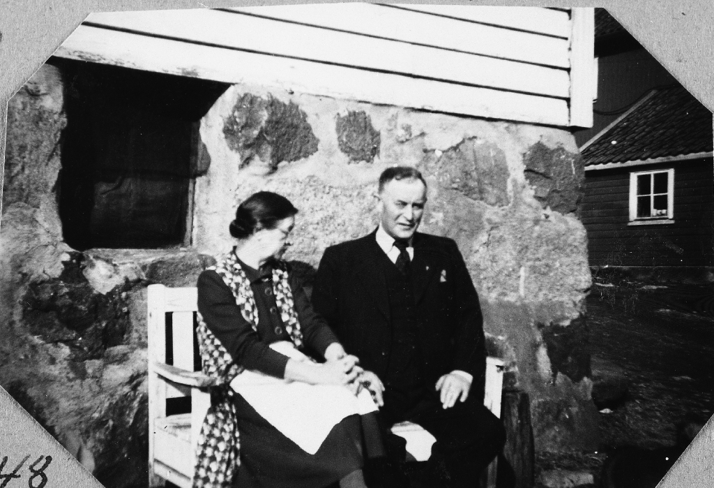 Gunnar Aasland (1890 - 1965) og Berta Aasland f. Anda (1892 - 1968) utanfor det gamle huset på garden. Det vart mest sannsynelg rive i 1969-1970.