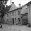 Entrén till Norrköpings Förenade Bryggerier på Garvaregatan 10 i Norrköping. 1912 slogs Norrköpings mindre bryggerier ihop till Norrköpings förenade bryggerier och verksamheten koncentrerades till det stora komplexet på Garvaregatan. Här producerades ett tiotal olika ölsorter och ett tjugotal läsksorter. Bryggeriet lades ner i början av 1970-talet och bryggeriet är idag ombygt till bostäder. Vy mot nordost.