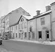 Djurgårdsgatan 2 i Linköping 1965. Dokumenterad av Östergötlands museum kort före rivning. Byggnaden inrymde bland andra rörelser den för många linköpingsbor klassiska Radio-Caféet. Serveringsstället kom att drivas vidare längre söderut på gatan.