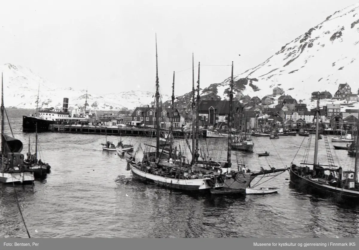 Honningsvåg. Bilde tatt fra Vågen mot havn og Holmen. Hurtigruta "Dronning Maud" ved dampskipskaia. I forgrunnen flere jekter. Våren 1933.