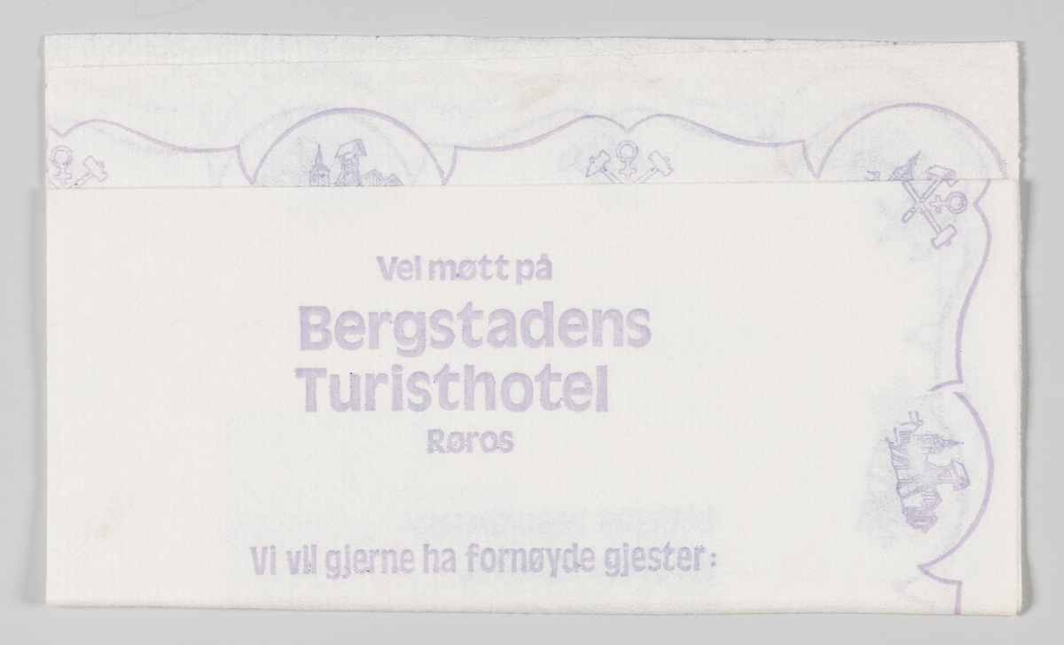 Silhuetten av byen Røros og et logo med to hamre og et tegn for kobber og en reklametekst for Bergstadens Turisthotel og Stripa Discotek på Røros. 

Bergstadens Hotel er et tradisjonsrikt hotell som er plassert midt i Verdensarvbyen Røros.