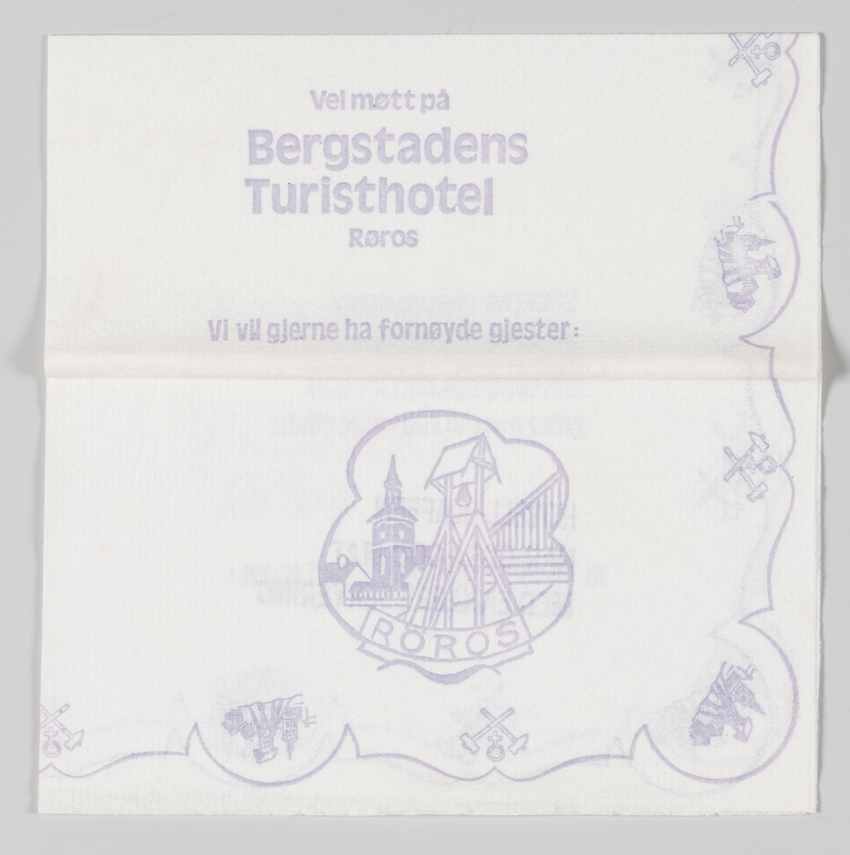 Silhuetten av byen Røros og et logo med to hamre og et tegn for kobber og en reklametekst for Bergstadens Turisthotel og Stripa Discotek på Røros. 

Bergstadens Hotel er et tradisjonsrikt hotell som er plassert midt i Verdensarvbyen Røros.