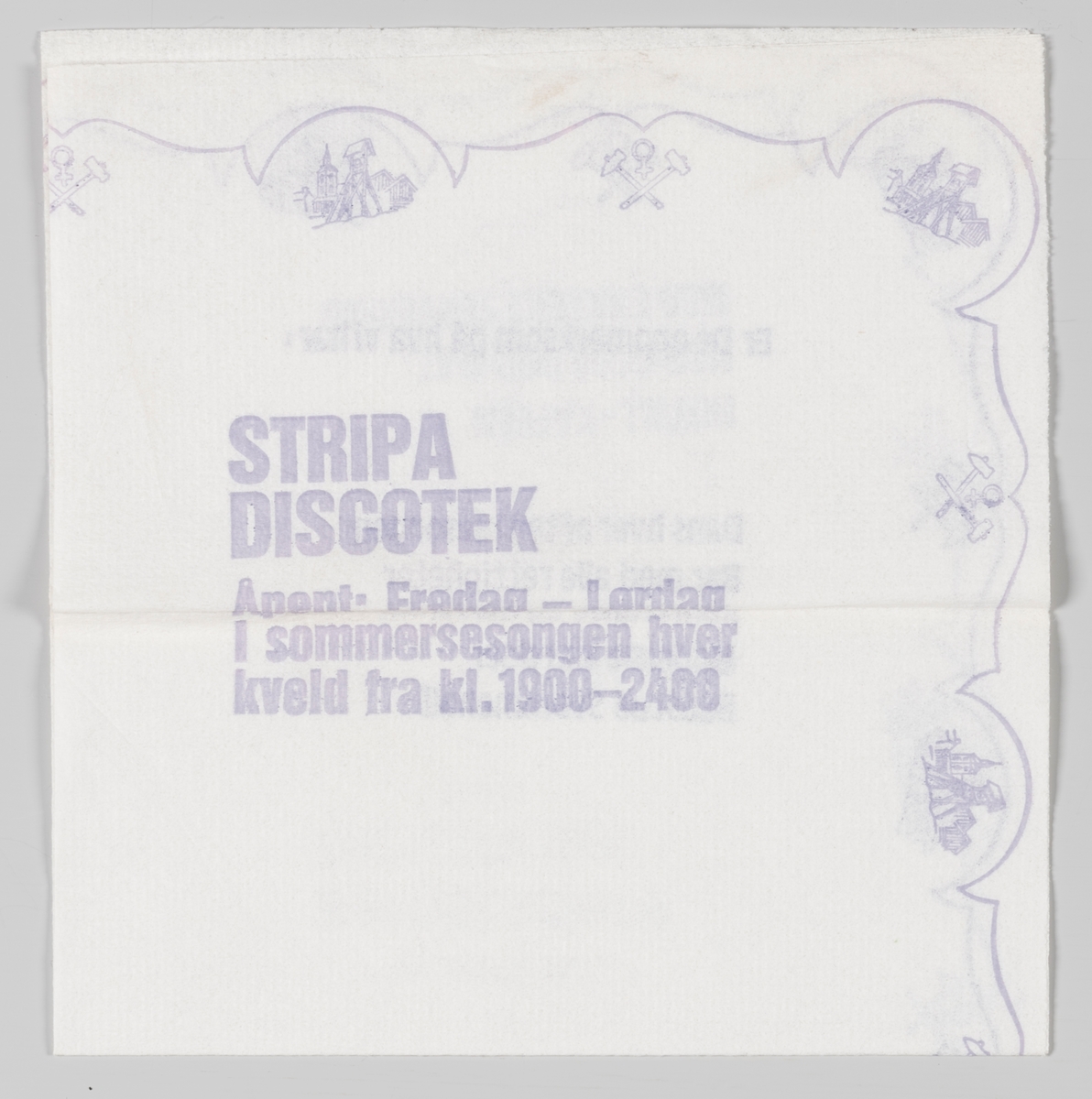 Silhuetten av byen Røros og et logo med to hamre og et tegn for kobber og en reklametekst for Bergstadens Turisthotel og Stripa Discotek på Røros. 

Bergstadens Hotel er et tradisjonsrikt hotell som er plassert midt i Verdensarvbyen Røros.