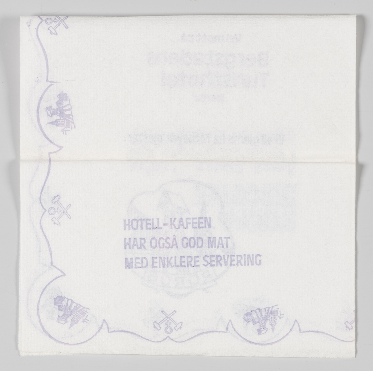 Silhuetten av byen Røros og et logo med to hamre og et tegn for kobber og en reklametekst for Bergstadens Turisthotel og Stripa Discotek på Røros. 

Bergstadens Hotel er et tradisjonsrikt hotell som er plassert midt i Verdensarvbyen Røros.