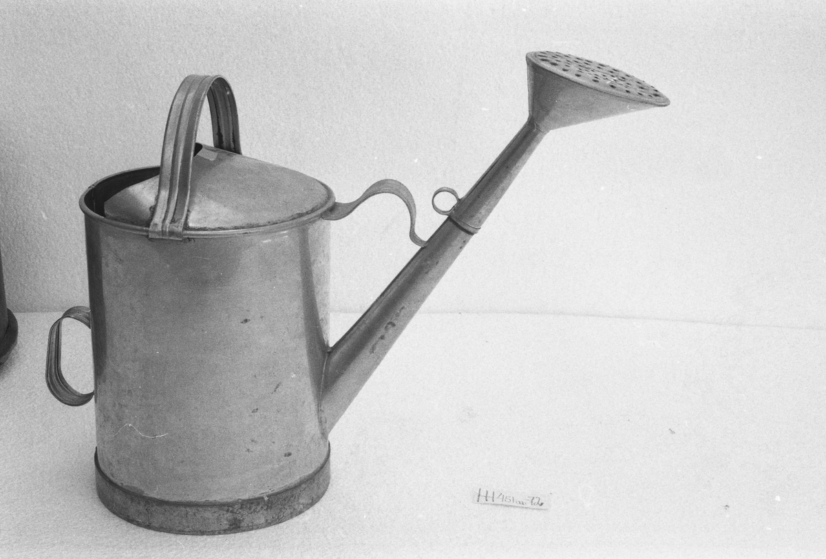 HH.1972-0451 A= Sprøytekanne
HH.1972-0451 B= Tut