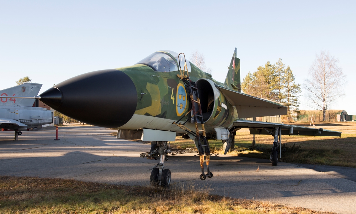 Jaktflygplan. JA 37
Saab 37 Viggen

Märkning: På framkroppen kronmärke och flottiljnummer 4 och på fenan kodsiffra 38.