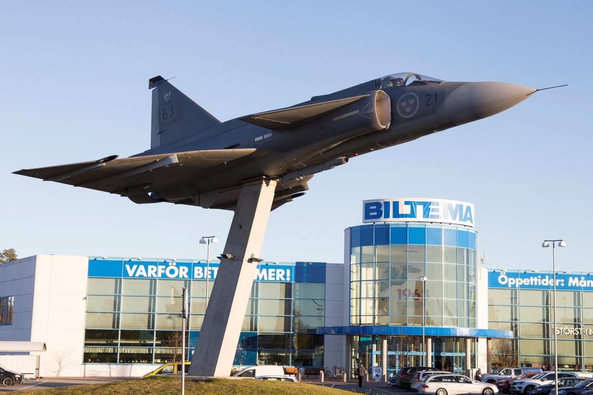Attack- jakt- och havsövervakningsflygplan, AJSH 37
Saab 37 Viggen

Märkning: På framkroppen kronmärke och flottiljnummer 21 och på fenan kodsiffra 63 samt emblem för första divisionen Aktu Stakki.