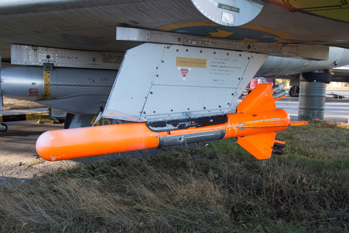 Jaktflygplan, J 32B
Saab 32 Lansen

Ett tvåsitsigt natt- och allvädersflygplan med RR Avon Mk 47 SFA/RM 6A flygmotor. 
Beväpning: 4 x 30 mm akan raketer och 4 x Rb 24. PS-42 användes för avståndsmätning och flygplanet hade även Saab S6A IR-sikte.
Märkning: På bakkroppen kronmärke och RFN; på fenan kodsiffra 46 och RFN:s emblem - två stiliserade flygplan, RFN och devisen Probere necesse est.