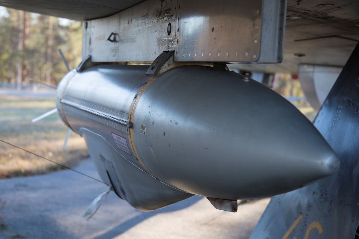 Jaktflygplan, J 32B
Saab 32 Lansen

Ett tvåsitsigt natt- och allvädersflygplan med RR Avon Mk 47 SFA/RM 6A flygmotor. 
Beväpning: 4 x 30 mm akan raketer och 4 x Rb 24. PS-42 användes för avståndsmätning och flygplanet hade även Saab S6A IR-sikte.
Märkning: På bakkroppen kronmärke och RFN; på fenan kodsiffra 46 och RFN:s emblem - två stiliserade flygplan, RFN och devisen Probere necesse est.