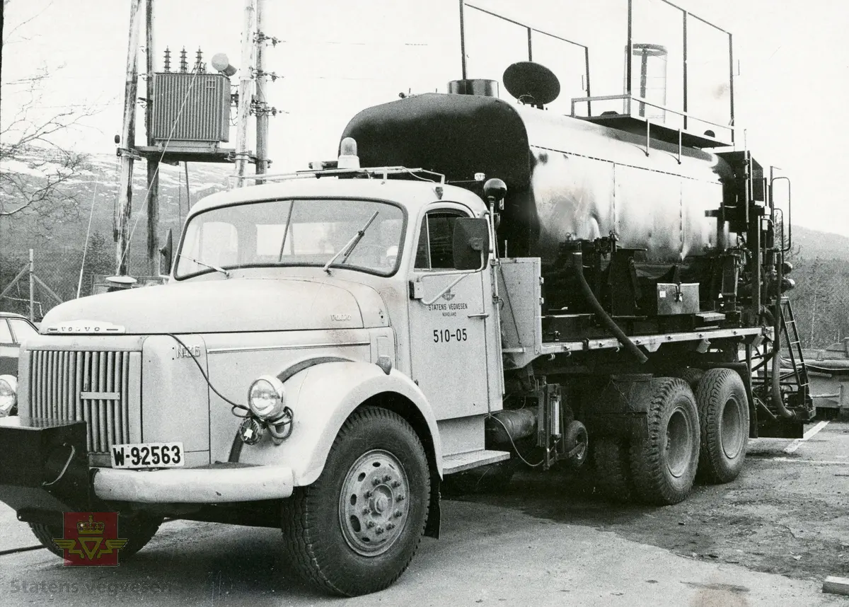 Opplæring 3. juni 1977. Kåre Mørsvik står oppe på vogna, Gudmund Berntsen i bakgrunnen ved tanken. Sprøytetank for Ottadekke og penetrering. I følge merking på bildet. 

Bilde 2: Opplæring av mannskap på sprøytevogn (tankbil) i regi av leverandøren. 
Fra venstre: Ukjent, Gunnar Sander, Knut Lyngra, Kåre Mørsvik, Eivind Lydersen, Gudmund Berntsen. I følge merking på bildet.

Bilde 3: Sprøytetank på Volvo lastebil.  

Se Relasjon og relaterte objekter.