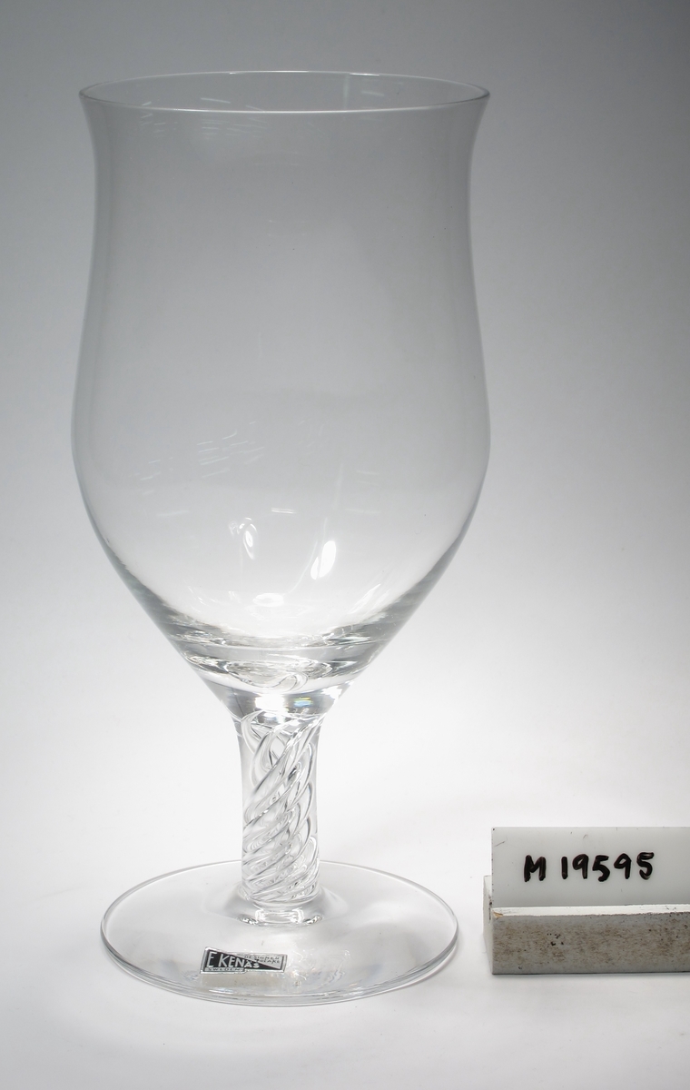 Blomglas.
 Formgivet av John-Orwar Lake.
Beskrivning: Klockformad kupa, rakt ben, skivfot. Slingor i spiral i benet.
Färg: Ofärgat klarglas.
Mått: Ovan anges höjd samt övre diameter.
Inskrivet i huvudkatalogen 1968.
Funktion: Vas
