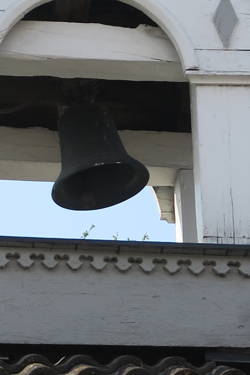 På Flagstad vestre har klokketårnet sveitserdetaljer og buet telttak i plank. Taket er i middels forfatning, ellers er tårnet i god stand. Tårnet står på et stabbur bygget rundt år 1750. Stabburet ble flyttet innad på tomten en gang før 1890. Tårnet ble malt ca. 2014. Værhanen har påskriften «PF», som står for Peder Flagstad, og «1884», som sannsynligvis referer til tårnets byggeår. Tidligere ble klokken brukt til å ringe inn ved måltider. Det var dugurd i 10-tiden og middag i 14-tiden. Det er uklart om de ringte i klokken til kvelds. Nabogården fulgte klokken på Flagstad vestre. Klokken var i bruk som matklokke frem til ca. 1950. I dag ringes det i klokken i pinsen. Tårnet er synlig på flyfoto fra Flagstad tatt i 1949.