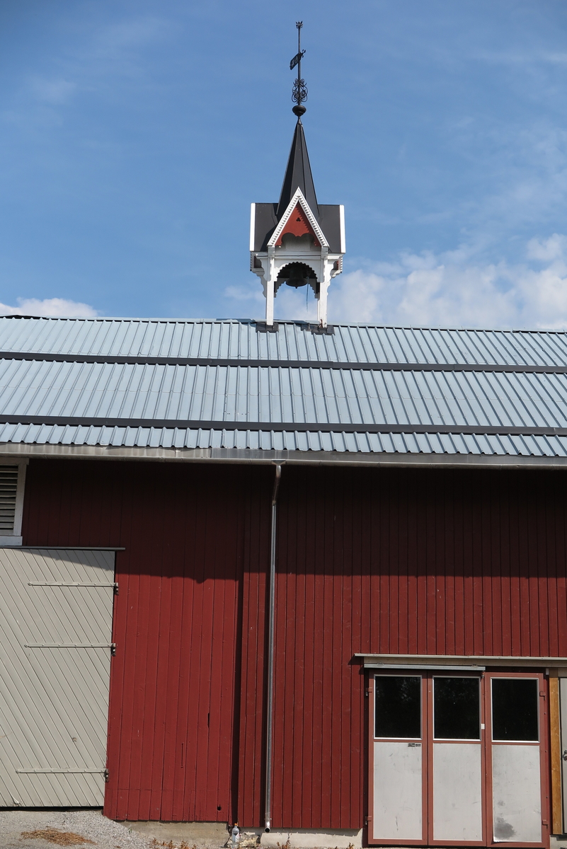 Klokketårnet på Tronhus er i sveitserstil med kryssformet saltak med kjegleformet midtparti. Tårnet er i god stand, og står på låven. Låven ble bygget 1880-1885, men tårnet ble satt opp først i år 2000. Det er usikkert om det har vært klokketårn på gården tidligere. Spiret og klokken er gamle. Klokken er støpt i 1883, og kommer fra gården Vembstad i Løten. Spiret kommer fra gården Herstad i Hernes. Spiret og klokken ble brakt til Tronhus i 1923, men ikke tatt i bruk før klokketårnet kom opp i år 2000. Værhanen har initialene «D» (utydelig) etterfulgt av «G». G-en står for Graff. Klokketårnet er tegnet av driveren Tore Mælumsæter. Utformingen er inspirert av klokketårnet på Åker gård og utsmykningen på stabburet på Tronhus. Håndverket er utført av snekkeren Gregory Daniels fra Hjellum. Klokken har årstall, produsent og kjøper påskrevet. Klokken har vært brukt ved høytider som pinse.