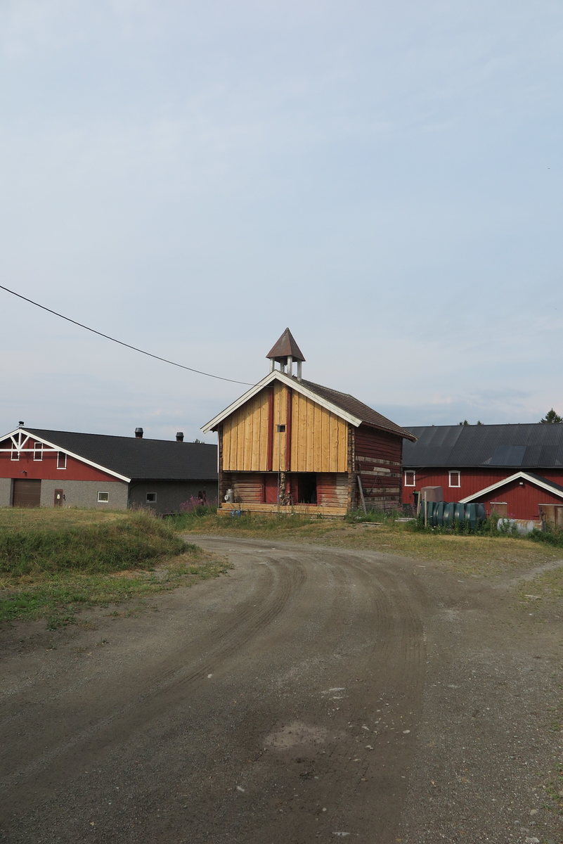 Klokketårnet på Alderslyst gård ble satt opp i forbindelse med at nytt tak ble lagt på stabburet. Det gamle klokketårnet ble revet samtidig på 1990-tallet. Selve matklokka ble gitt som bryllupsgave i 1818, og bærer inskripsjoner med navn på hvem som giftet seg. 
Som tradisjonell matklokke ble den brukt til fram til slutten av 1950-tallet, men ble i 1989-1990 også brukt i forbindelse med en brann. I dag blir klokka brukt i pinsen.