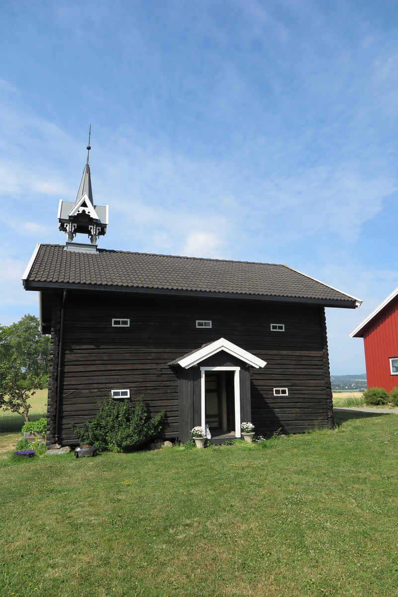 Klokketårnet på Ingeberg store står på det svartmalte stabburet, og har rik detaljering i sveitserstil. Tårnet er forholdsvis nytt, og kan dateres til 2002. Det kryssformede saltaket med kjegleformet midtparti danner et fint blikkfang på tunet.