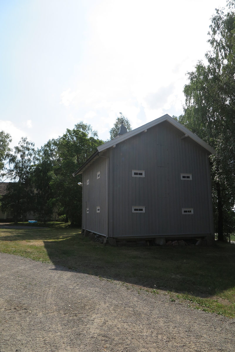 På Flagstad vestre har klokketårnet sveitserdetaljer og buet telttak i plank. Taket er i middels forfatning, ellers er tårnet i god stand. Tårnet står på et stabbur bygget rundt år 1750. Stabburet ble flyttet innad på tomten en gang før 1890. Tårnet ble malt ca. 2014. Værhanen har påskriften «PF», som står for Peder Flagstad, og «1884», som sannsynligvis referer til tårnets byggeår. Tidligere ble klokken brukt til å ringe inn ved måltider. Det var dugurd i 10-tiden og middag i 14-tiden. Det er uklart om de ringte i klokken til kvelds. Nabogården fulgte klokken på Flagstad vestre. Klokken var i bruk som matklokke frem til ca. 1950. I dag ringes det i klokken i pinsen. Tårnet er synlig på flyfoto fra Flagstad tatt i 1949.