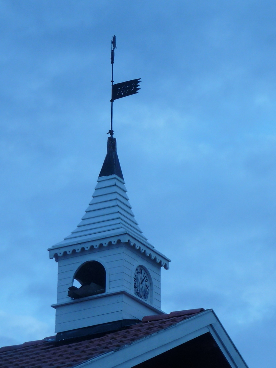 Klokketårnet på Solberg øvre kan dateres til 1899, og har et elegant buet telttak tekket med tre. Klokkehuset har ur på en side. Klokketårnet har klassisistisk utforming, men detaljer i sveitserstil.