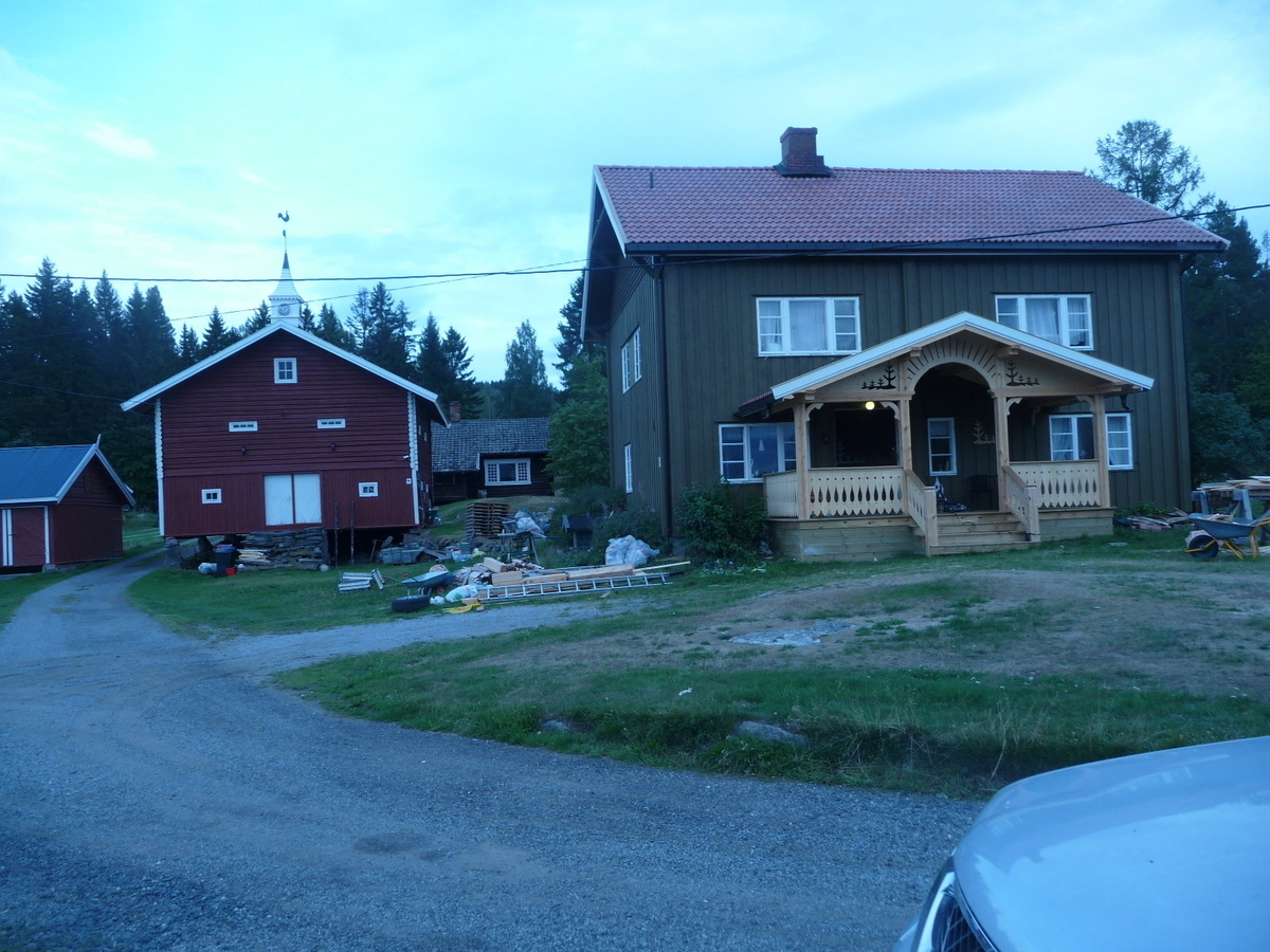 Klokketårnet på Solberg øvre kan dateres til 1899, og har et elegant buet telttak tekket med tre. Klokkehuset har ur på en side. Klokketårnet har klassisistisk utforming, men detaljer i sveitserstil.