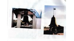 Klokketårnet på Dahl østre har hjelmtak og står på låven. År