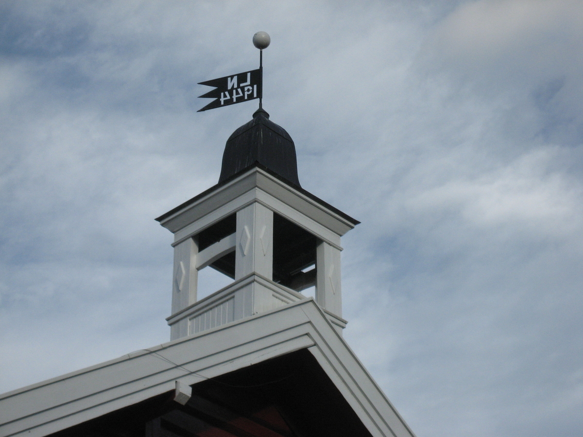 På Arstad søndre er det klokketårn. Klokka ble brukt som matklokke, bryllupsklokke og til å varsle brann. Klokketårnet ble restaurert i 2006, men skal være fra 1944. Klokketårnet har værhane med inskripsjonene «LN 1944»