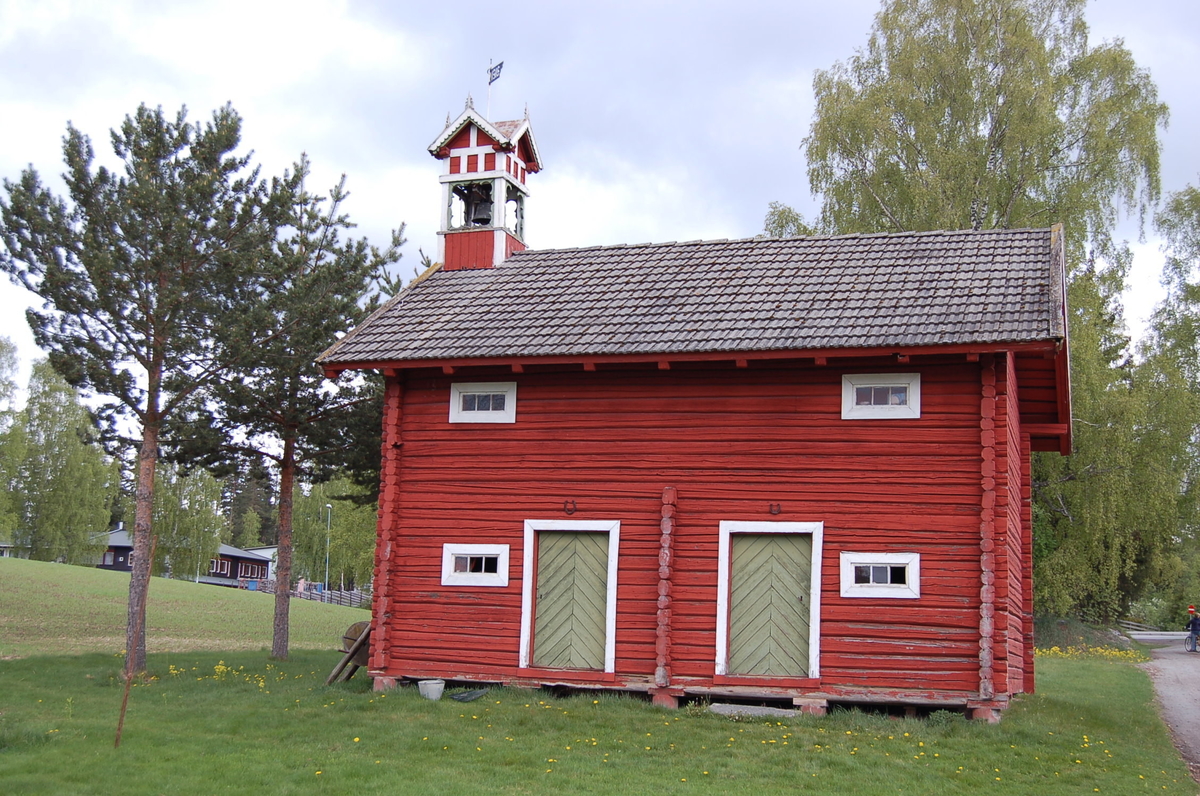 Klokketårnet på Rifsrud skal være fra 1916 og har fortsatt det originale utseende. Tidligere skal blondekanten på vindskiene og foran klokka ha vært grønne. I 2011 ble tårnet restaurert av Sverre Hansen.