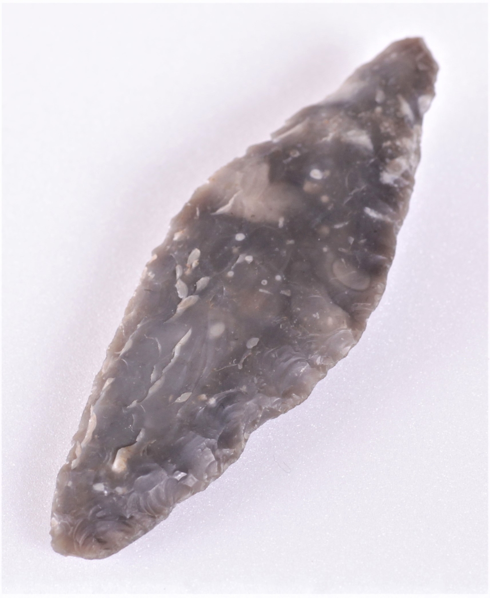 Flintspiss, spydspiss nærmest type R. 69, funnet i Totenvika