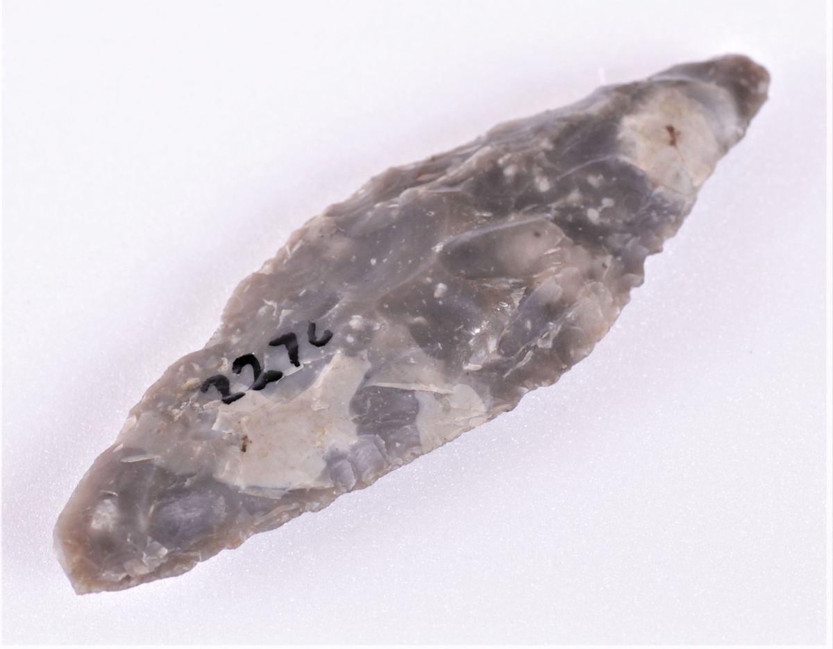 Flintspiss, spydspiss nærmest type R. 69, funnet i Totenvika