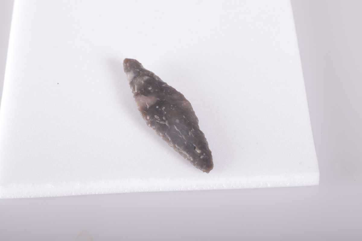 Flintspiss, spydspiss nærmest type R. 69, funnet i Totenvika