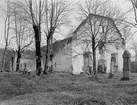 Ödekyrkan i Krokek som den togs sig ut 1923. I sin glans dagar ersatte kyrkobyggnaden ett kapell från 1500-talet. Uppförd 1747 efter ritningar av självaste biskopen Andreas Rhyzelius. Byggnadsmaterialet tog man till största delen från det gamla nedlagda klostret intill. Söndagen den 28 april 1889 skulle kyrkan, som brukligt vid kall väderlek, värmas upp inför stundande högmässa. Just denna gång antände olyckligtvis gnistor från kaminen kyrktaket. En våldsam brand bröt ut och byggnaden förstördes bortom möjlig återuppbyggnad. Länge stod emellertid kyrkan som ruin relativt intakt. I omgångar har ruinen monterats ned och idag består den av meterhöga grundmurar.