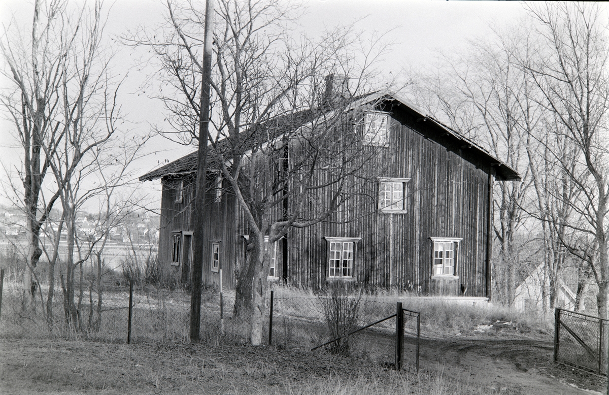 Hamar, Just Brochs gate 21 under Østre Disen, siste eier av Østre Disen gård var Christoffer Helgesen, han solgte gården i 1850 til rittmester Hans Stenersen Bøgh på Børstad gård og siden vært underlagt denne, i folketellingen i 1965 er kunstmaler Matthias Stoltenberg leietager hos fødereådsmann Helgesen. Stoltenberg døde her 2. november 1871. Fylkeskonservator Per Martin Tvengsberg restaurerte huset på 1970 tallet og bodde her.