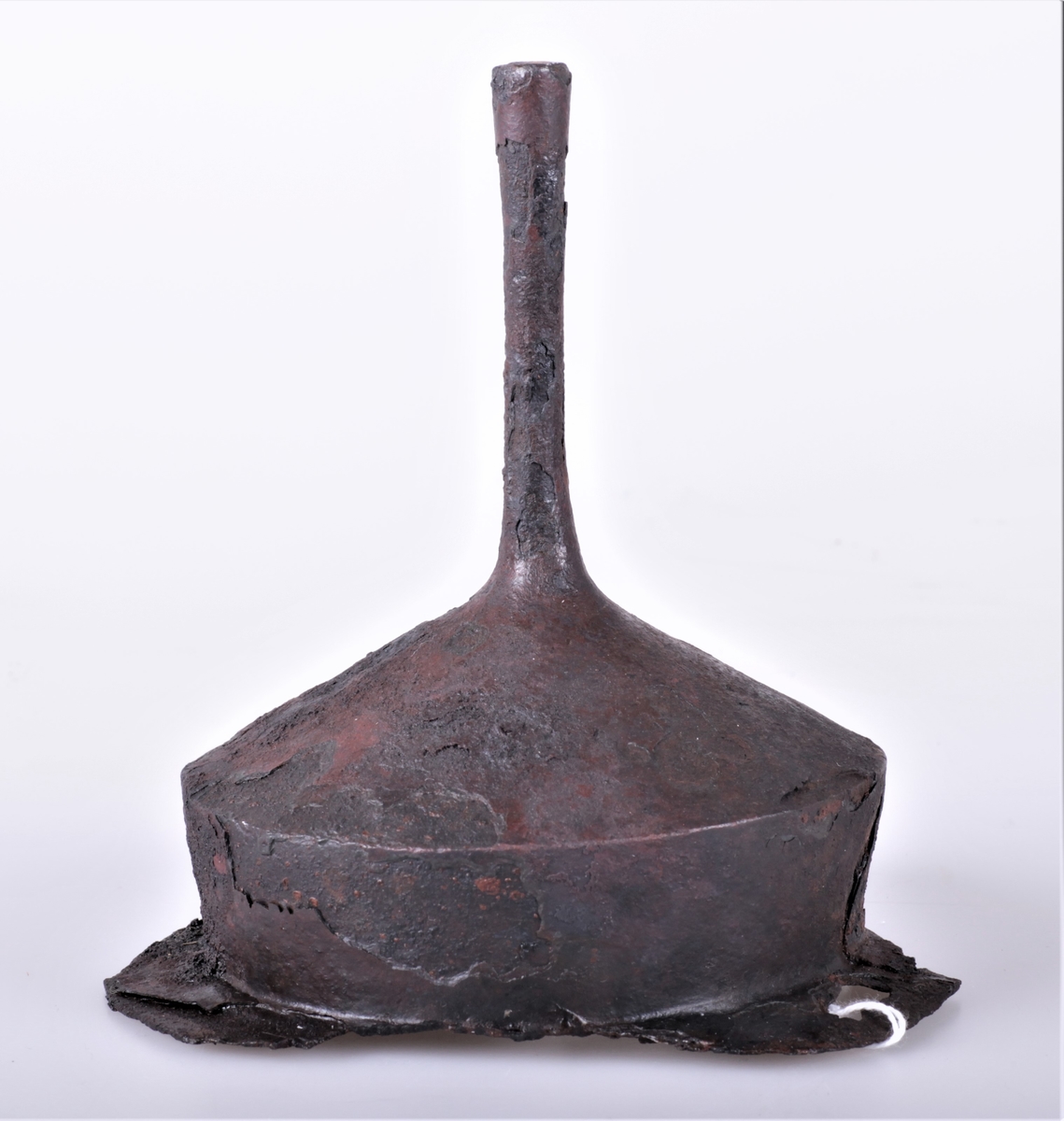 Skjoldbule av jern av typen R. 217 fra yngre romersk jernalder funnet i en gravhaug ved Østre La.