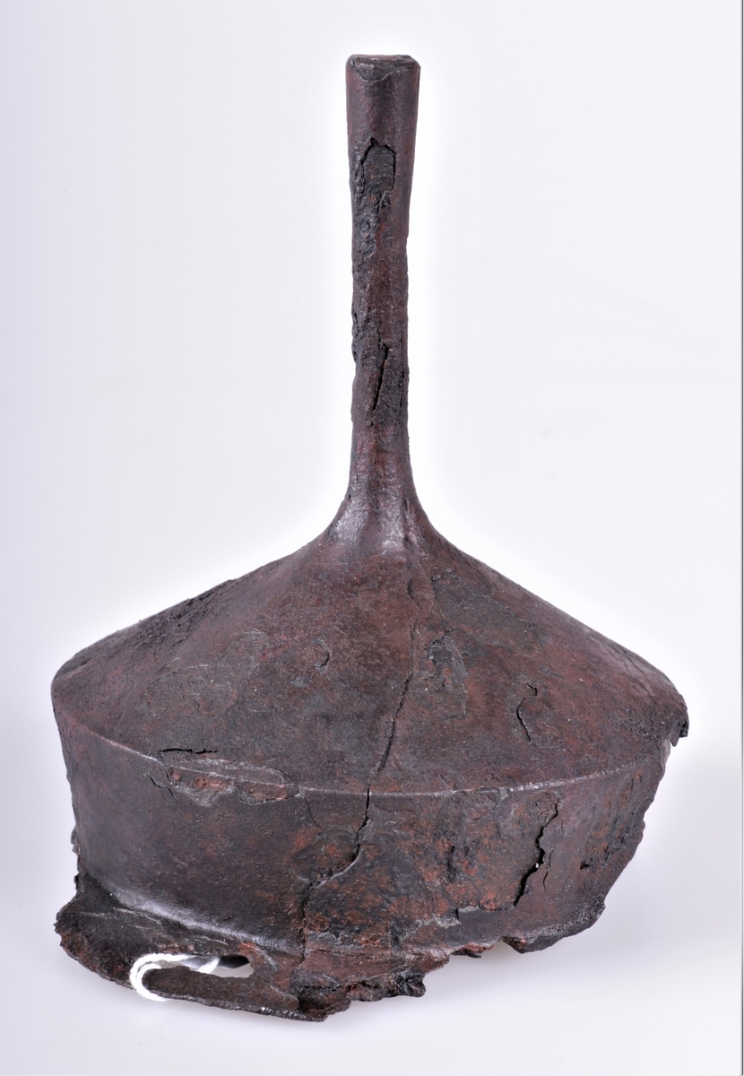 Skjoldbule av jern av typen R. 217 fra yngre romersk jernalder funnet i en gravhaug ved Østre La.