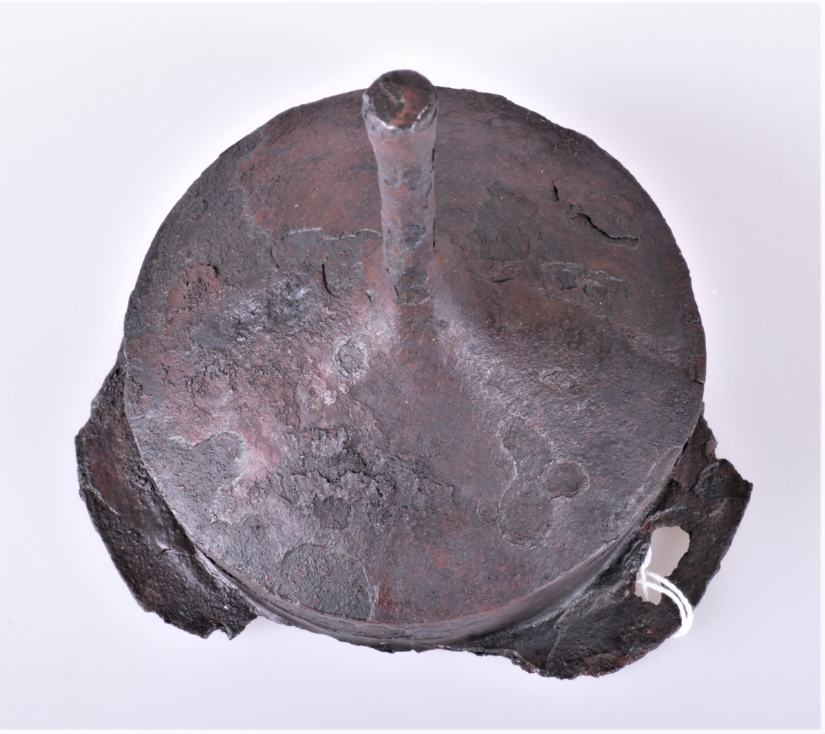Skjoldbule av jern av typen R. 217 fra yngre romersk jernalder funnet i en gravhaug ved Østre La.
