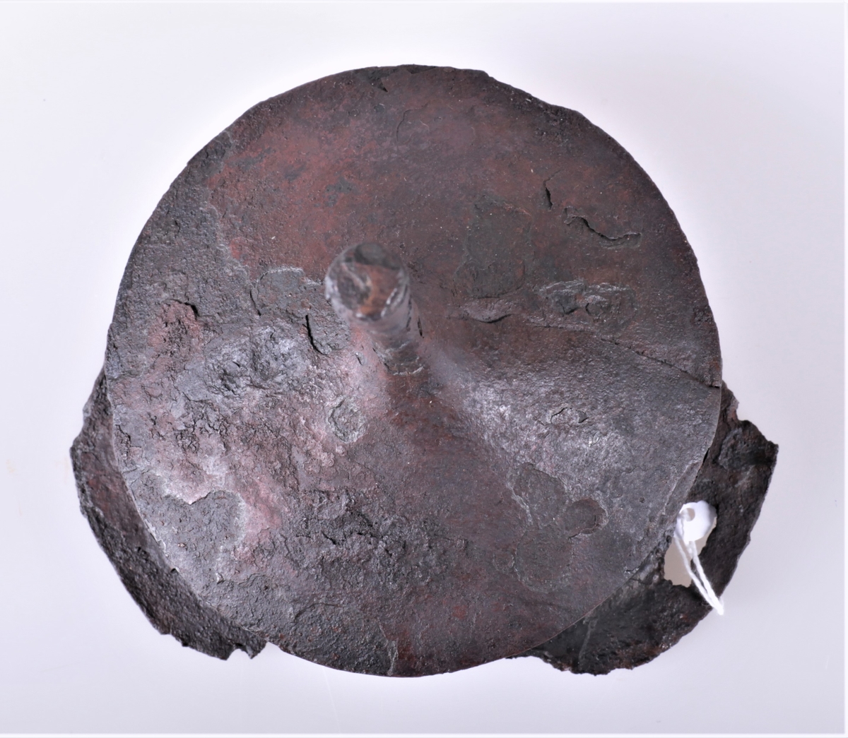 Skjoldbule av jern av typen R. 217 fra yngre romersk jernalder funnet i en gravhaug ved Østre La.