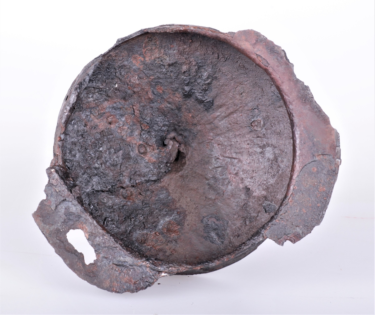 Skjoldbule av jern av typen R. 217 fra yngre romersk jernalder funnet i en gravhaug ved Østre La.