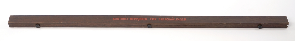 Trekasse med  hengslet lokk. Lokket lukkes med tre låsehjul