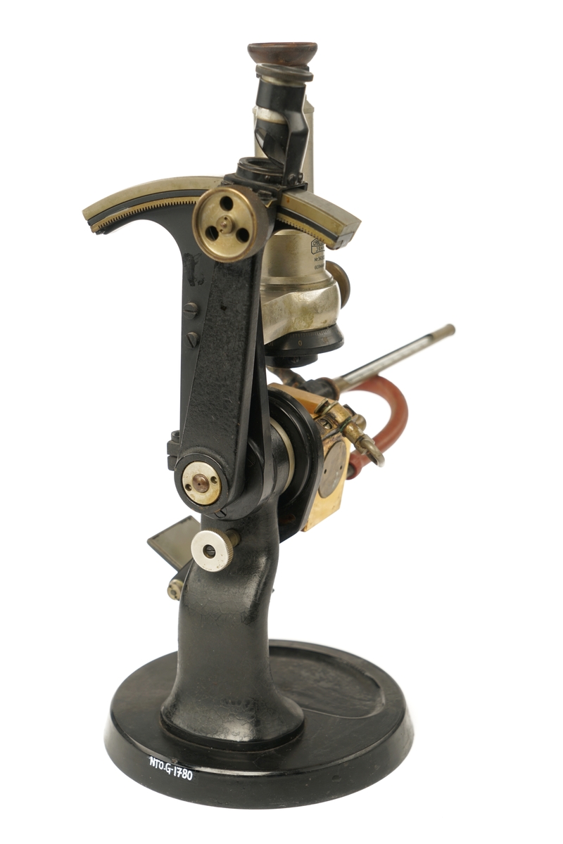 Refraktometer for nøyaktige målingar av brytingsindeksar. Svingbare deler, diverse måleskalaer, speil og gummislange.