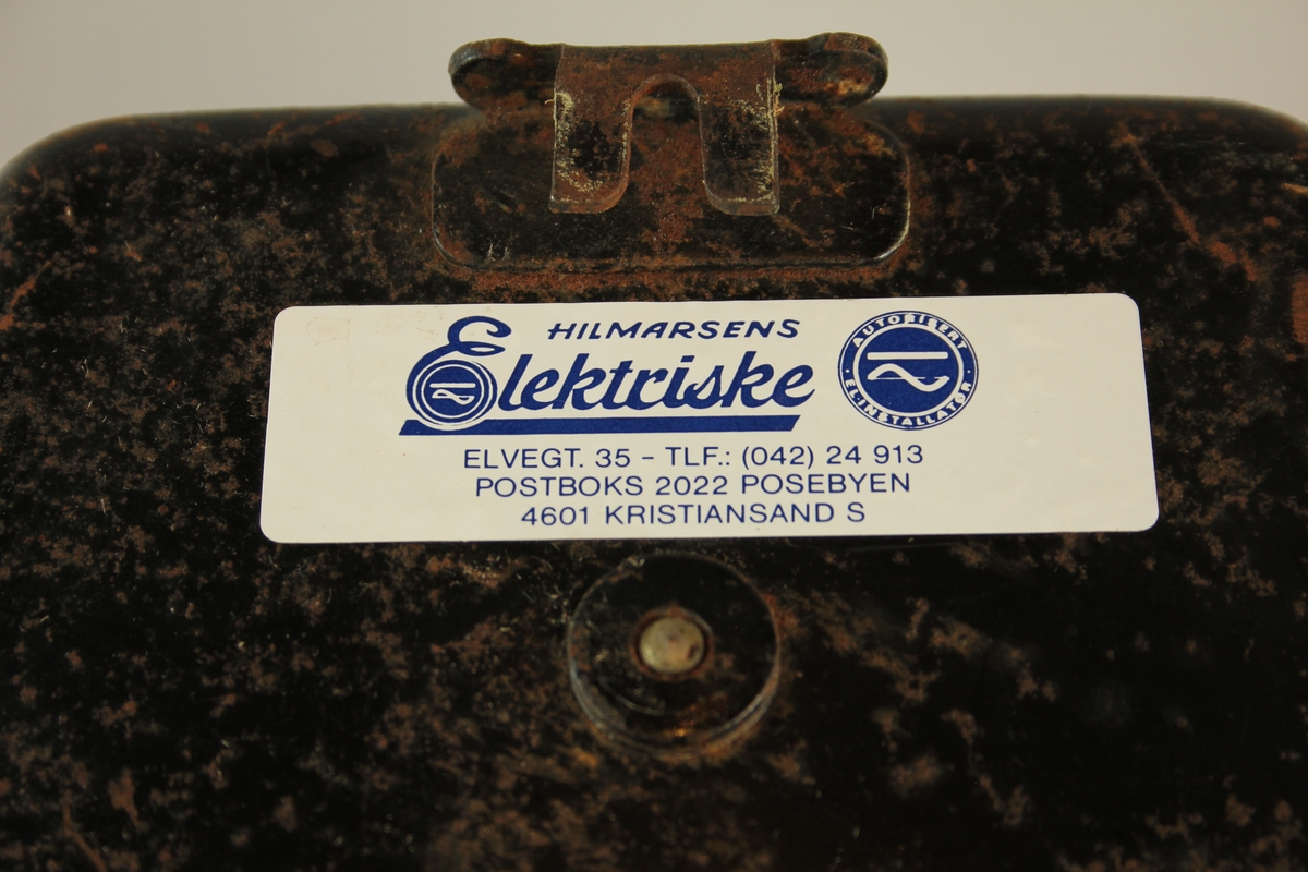 Rektangulær metallboks. Wattmeter, trefase, med vindauge og skala. Til veggmontering.