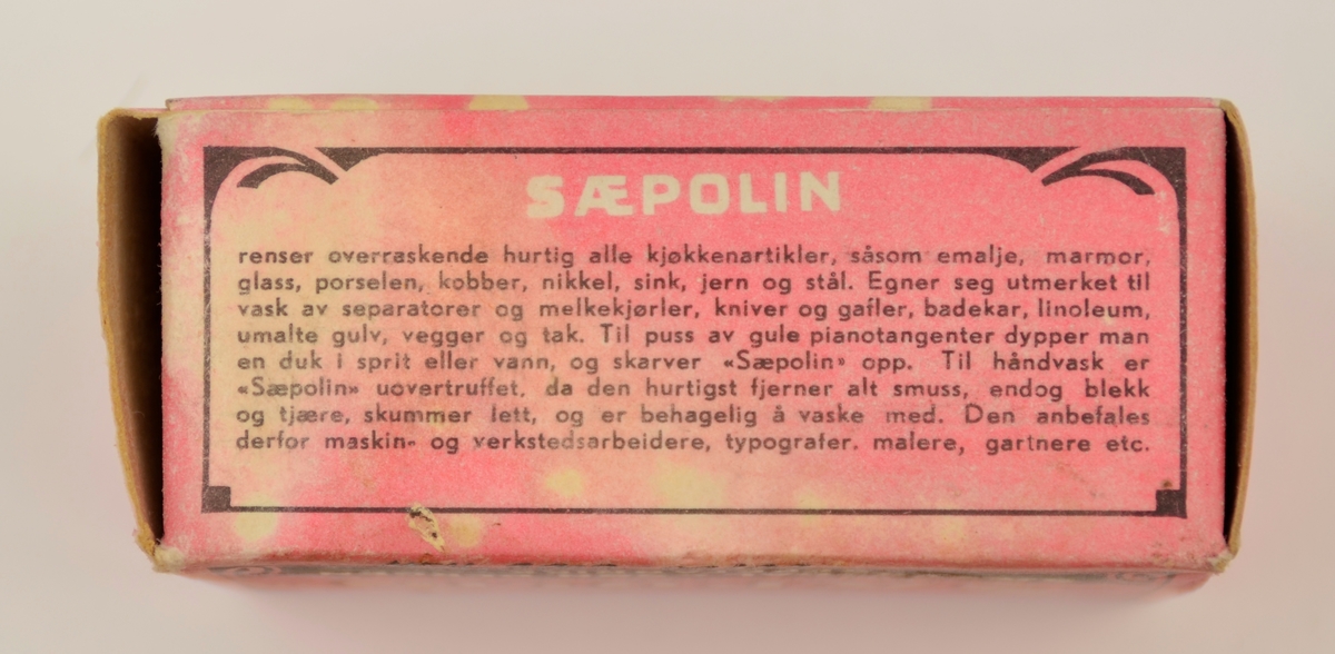 Såpe i original emballasje. Såpa er lyd og tung. Emballasjen er i papp, rosa botnfarge med kvit og svart tekst og teikning, m.a. norske flagg.