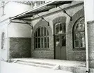 Karbennings sn.
Snytens järnvägsstation, entrédelen mot spåret, 1972.